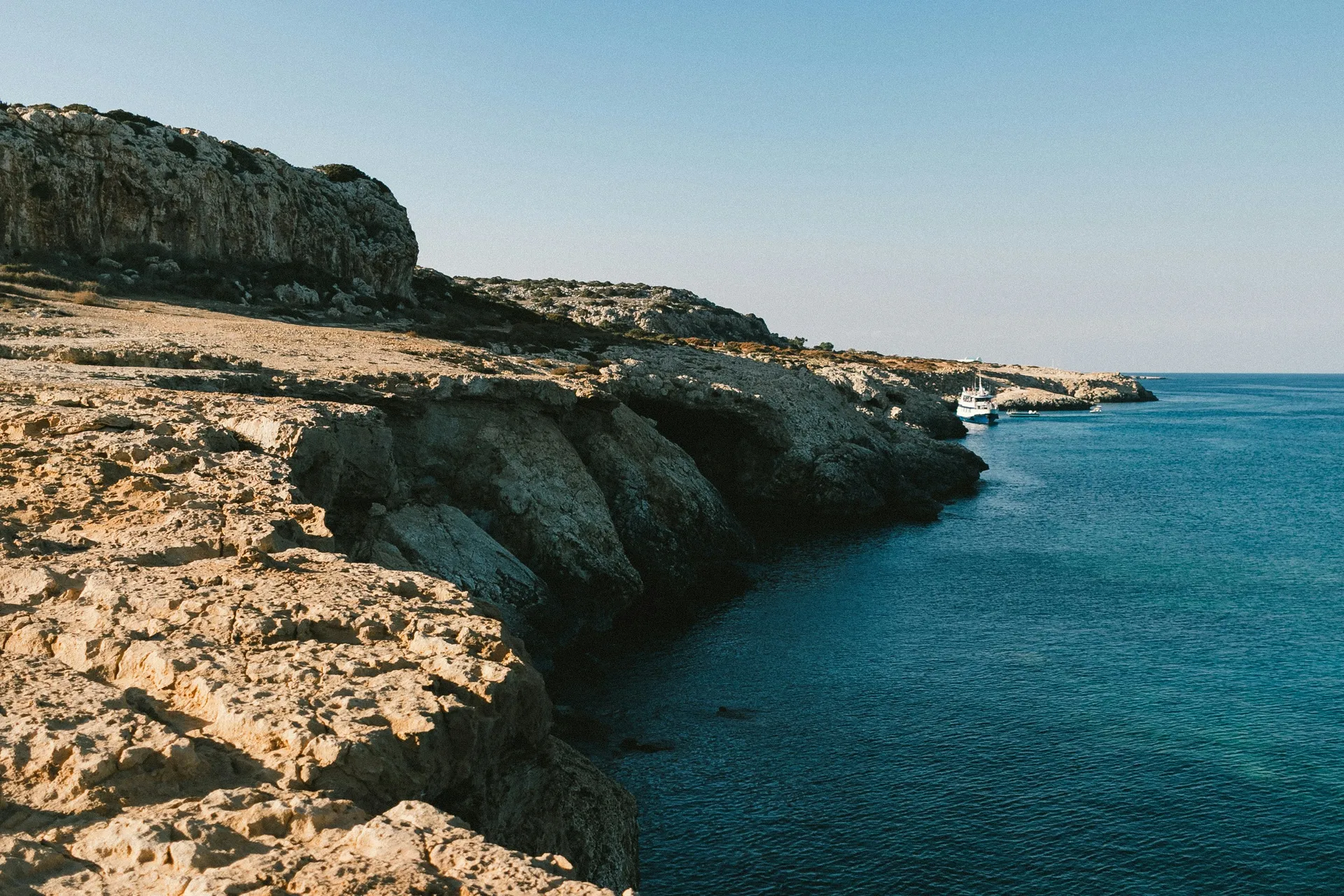 Felsige Küste und blaues Mittelmeerwasser am Kap Greco.